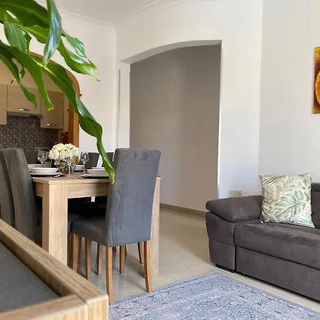 Sunny Coast Sliema 3-Bedroom Apartment 슬리에마