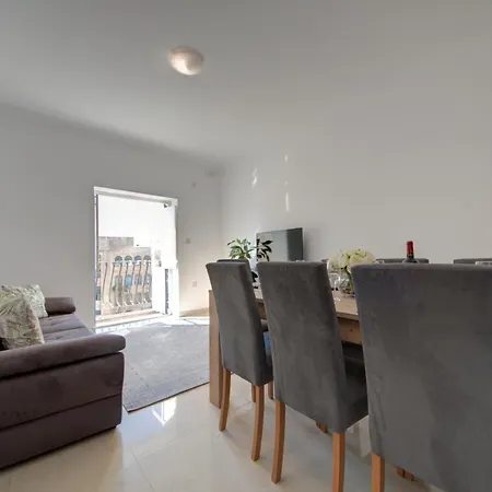 Sunny Coast Sliema 3-Bedroom Apartment 슬리에마