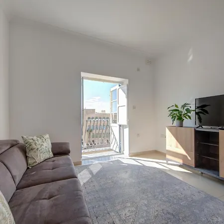 Sunny Coast Sliema 3-Bedroom Apartment 슬리에마
