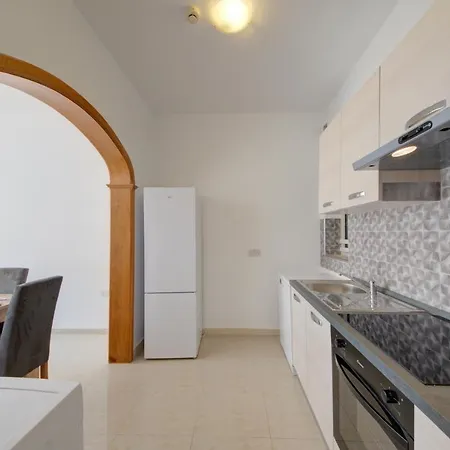 Sunny Coast Sliema 3-Bedroom Apartment 슬리에마