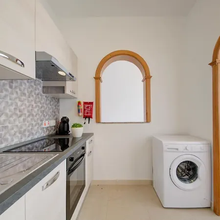 Sunny Coast Sliema 3-Bedroom Apartment * 슬리에마